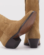 Bottes santiags mi-mollet en suédine Flavienne — Camel, détail du talon oblique et de la semelle