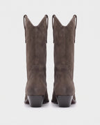 Bottes santiags mi-mollet en suédine Flavienne — Chocolat, paire vue de dos, coutures arrière et talons obliques