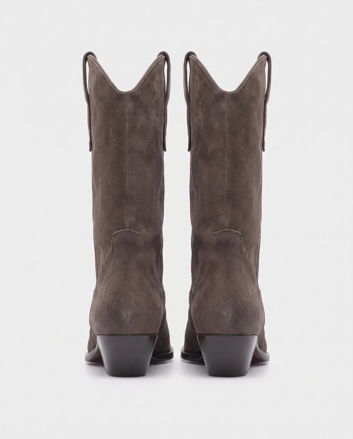 Bottes santiags mi-mollet en suédine Flavienne — Chocolat, paire vue de dos, coutures arrière et talons obliques