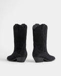Bottes santiags mi-mollet en suédine Flavienne — Noir, paire vue de dos studio