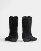 Bottes santiags mi-mollet en suédine Flavienne — Noir, paire vue de dos studio