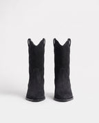 Bottes santiags mi-mollet en suédine Flavienne — Noir, paire vue de face, bouts pointus et empiècements en V