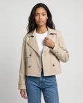 Trench court croisé beige Aliénor, plan rapproché en studio