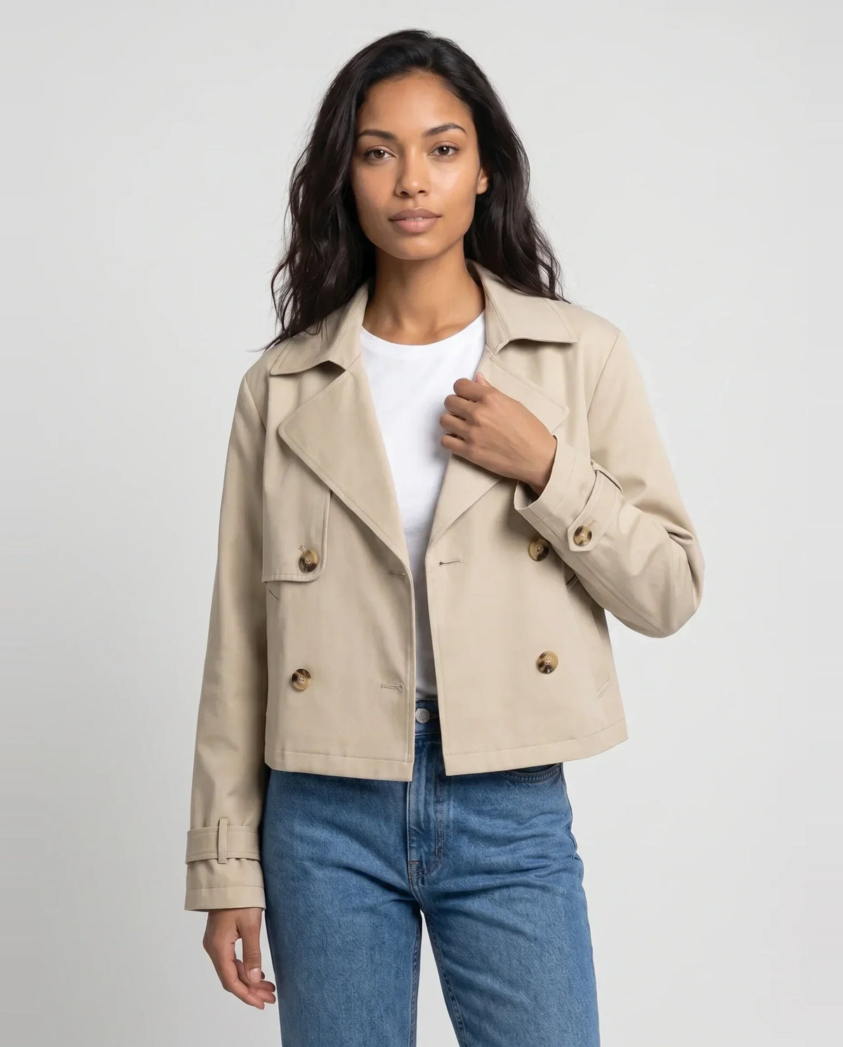 Trench court croisé beige Aliénor, plan rapproché en studio