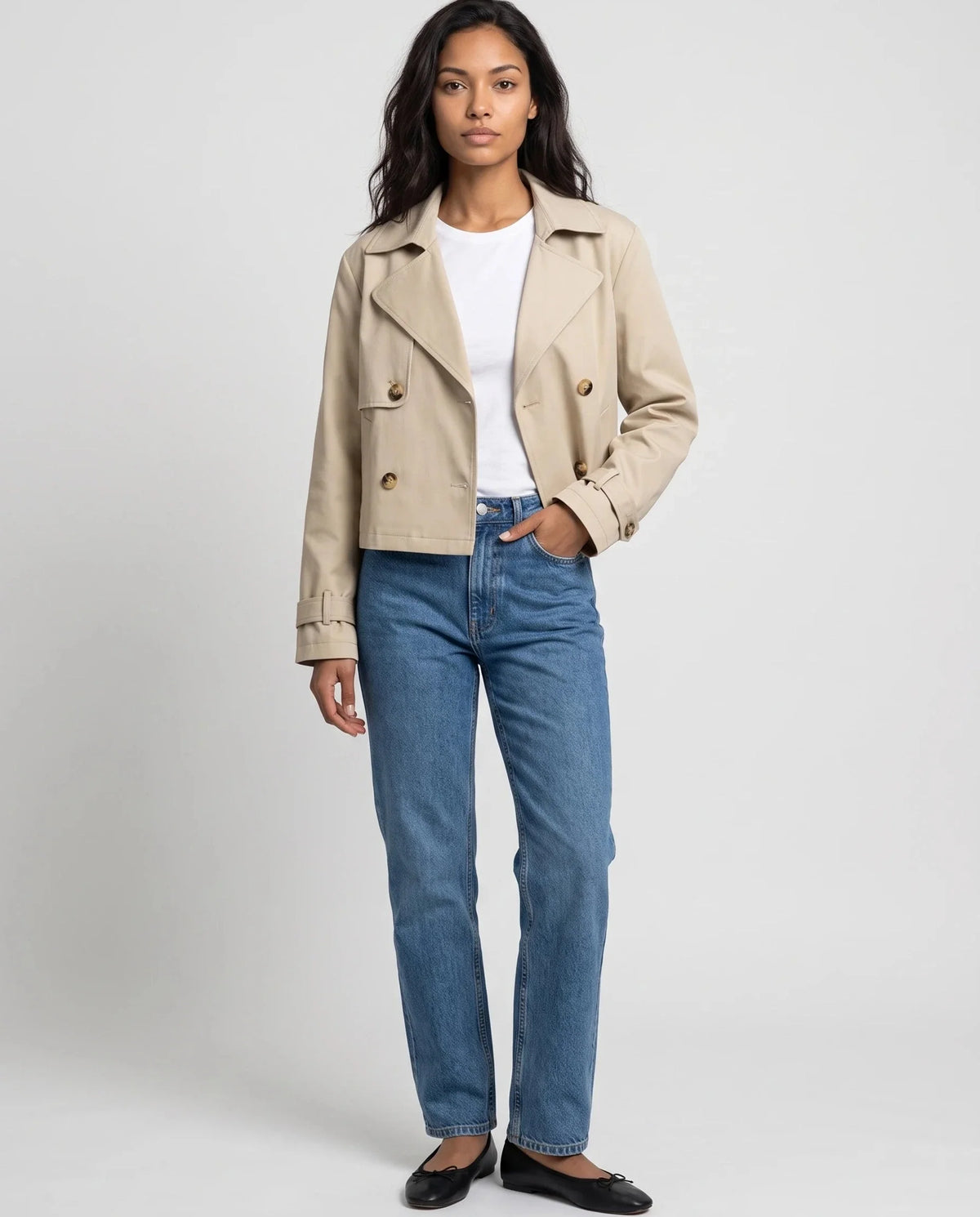 Trench court croisé beige Aliénor, vue de face en studio