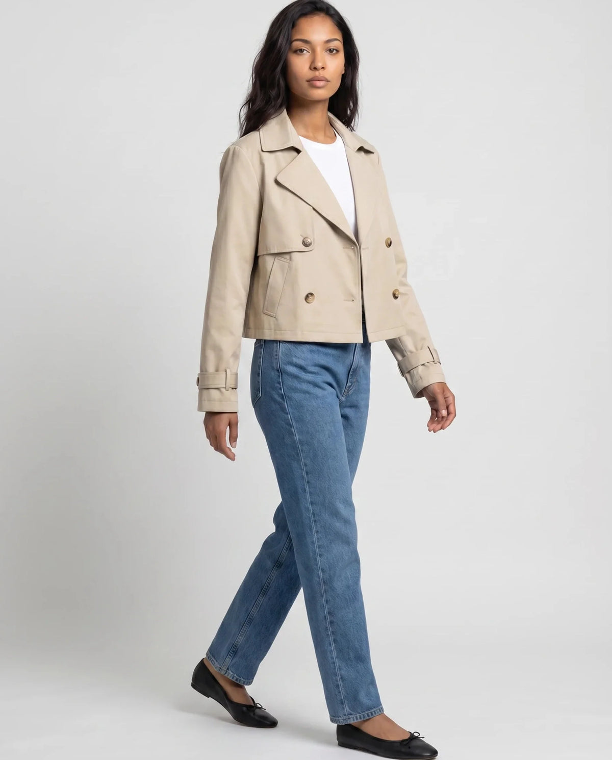 Trench court croisé beige Aliénor, vue de trois quarts en studio