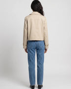 Trench court croisé beige Aliénor, vue de dos en studio