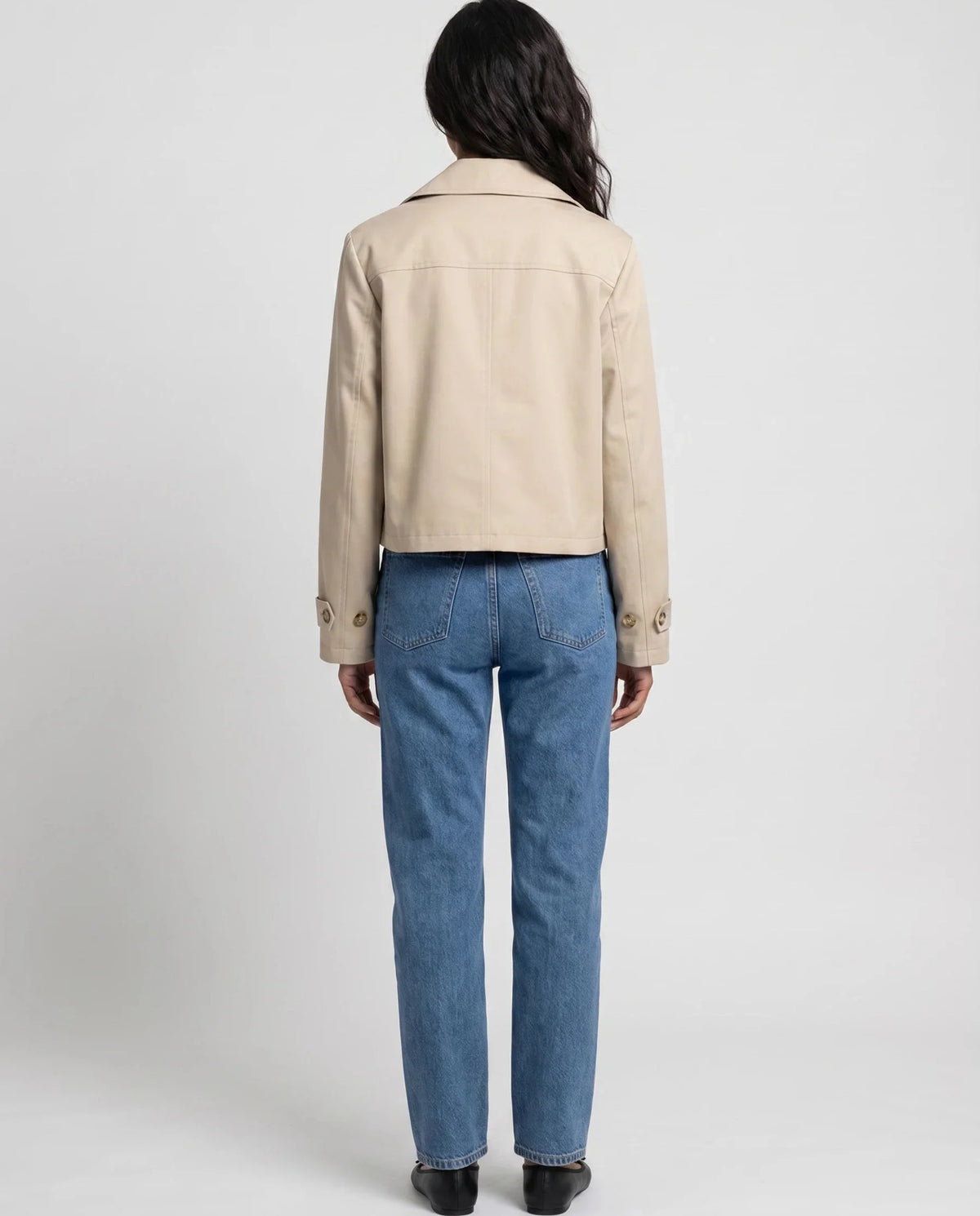 Trench court croisé beige Aliénor, vue de dos en studio