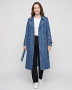 Trench long en jean bleu denim Théodora, vue de face en studio