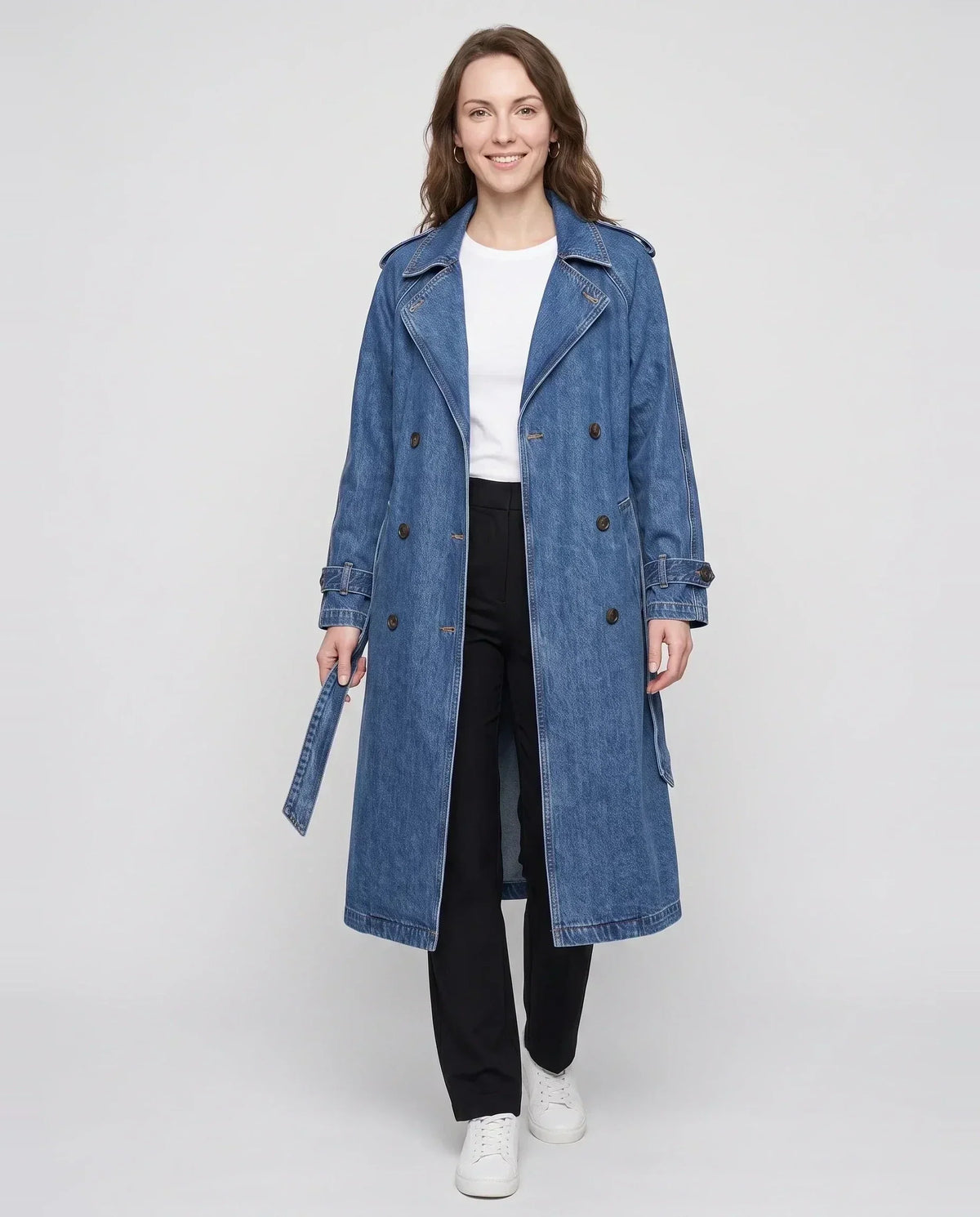 Trench long en jean bleu denim Théodora, vue de face en studio