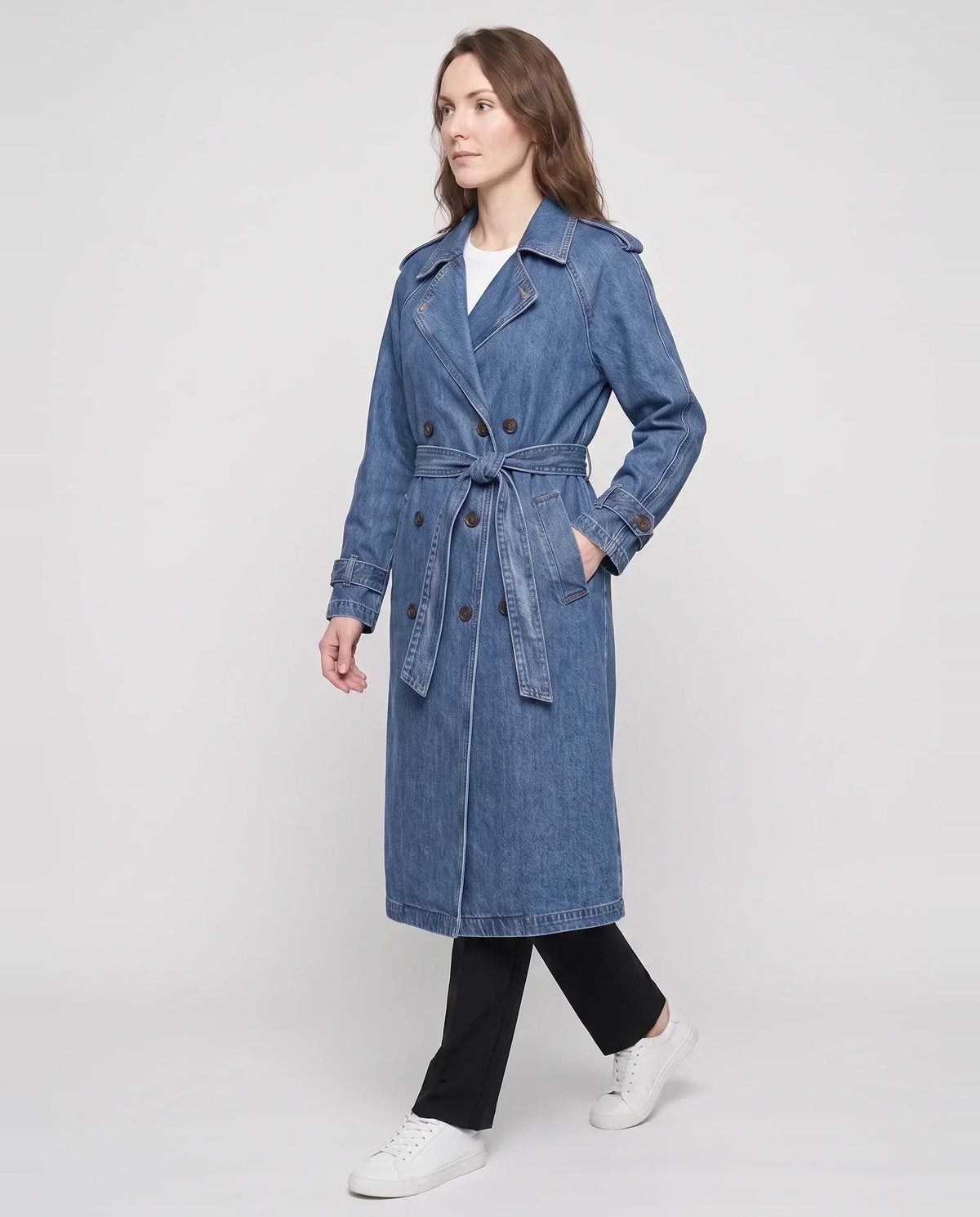 Trench long en jean bleu denim Théodora ceinturé, vue de trois quarts en studio