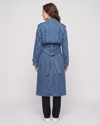 Trench long en jean bleu denim Théodora, vue de dos avec rabat tempête