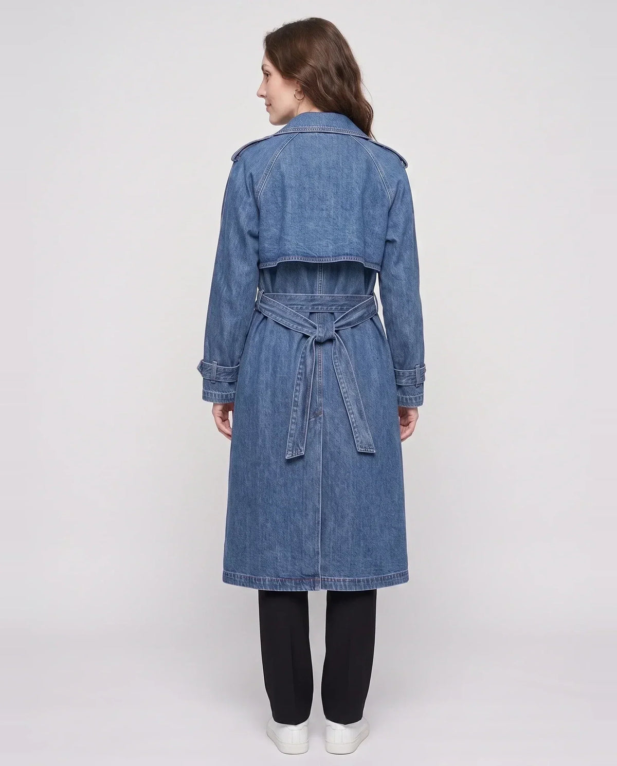 Trench long en jean bleu denim Théodora, vue de dos avec rabat tempête
