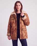 Veste aviateur réversible en sherpa caramel vieilli Mahaut, plan rapproché en studio