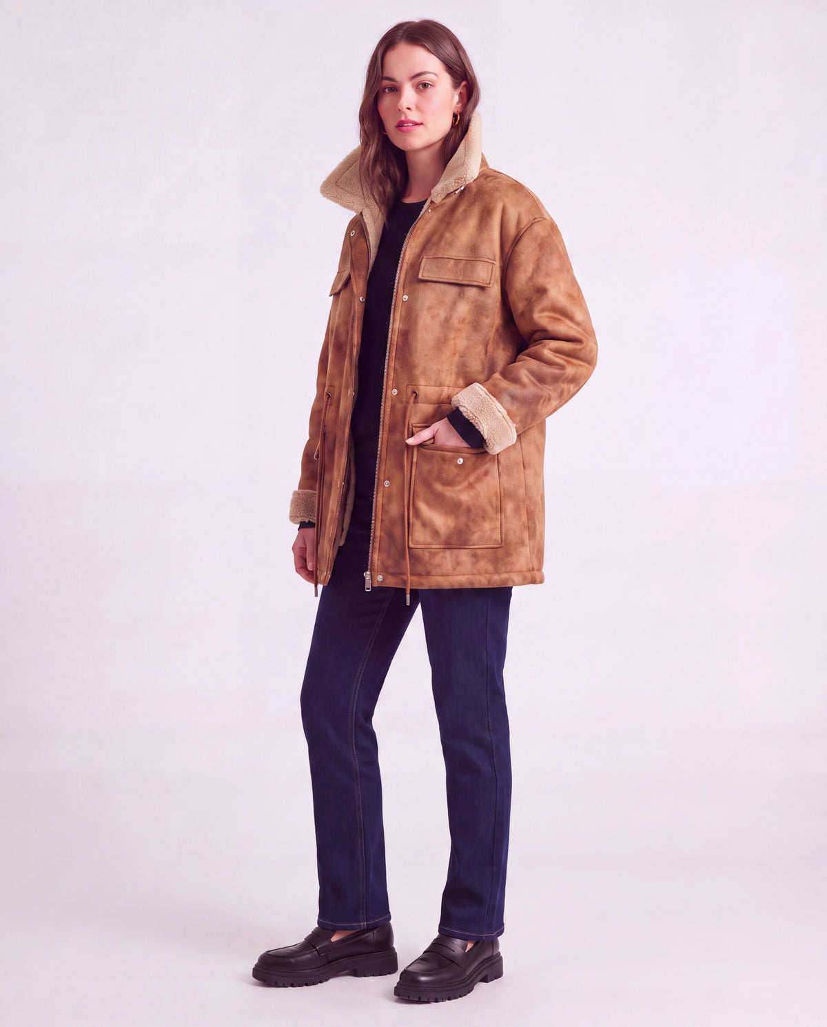 Veste aviateur réversible en sherpa caramel vieilli Mahaut, vue de trois quarts col relevé