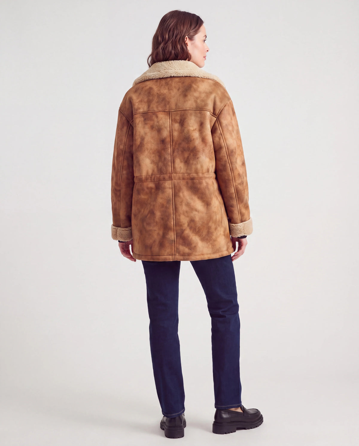 Veste aviateur réversible en sherpa caramel vieilli Mahaut, vue de dos en studio