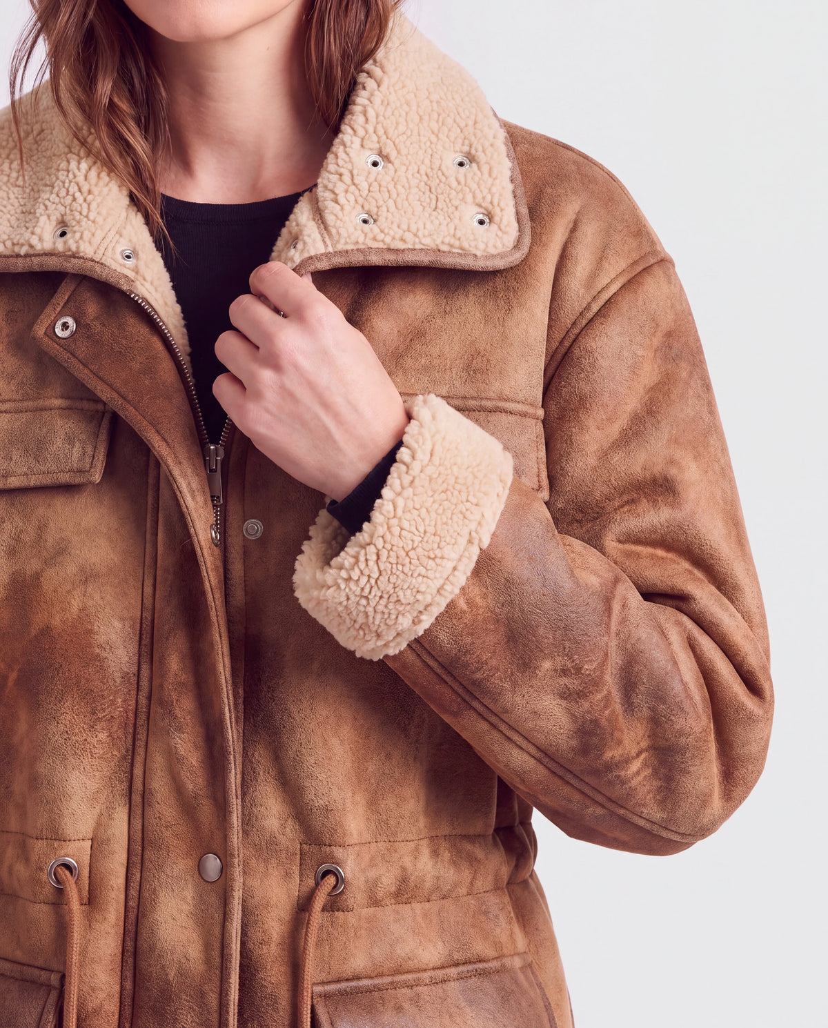 Veste aviateur réversible en sherpa Mahaut, détail du col doublé sherpa, du poignet retroussé et du cordon de taille