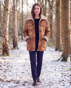 Veste aviateur réversible caramel Mahaut, portée dans une forêt enneigée