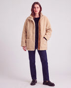 Veste aviateur réversible Mahaut portée côté sherpa crème, vue de face en studio
