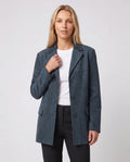 Veste-blazer oversize en suédine bleu pétrole Eugénie, plan rapproché en studio