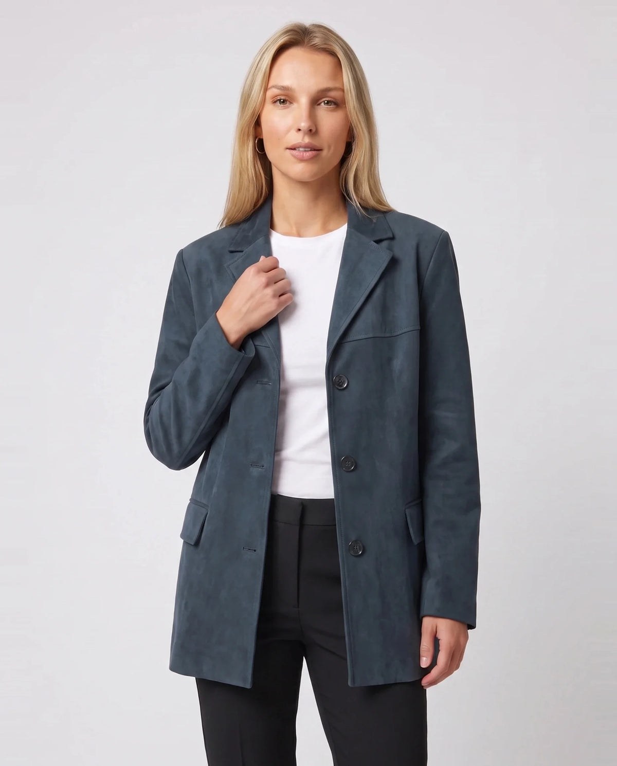 Veste-blazer oversize en suédine bleu pétrole Eugénie, plan rapproché en studio