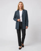 Veste-blazer oversize en suédine bleu pétrole Eugénie, vue de face en studio