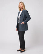 Veste-blazer en suédine bleu pétrole Eugénie, vue de trois quarts en studio
