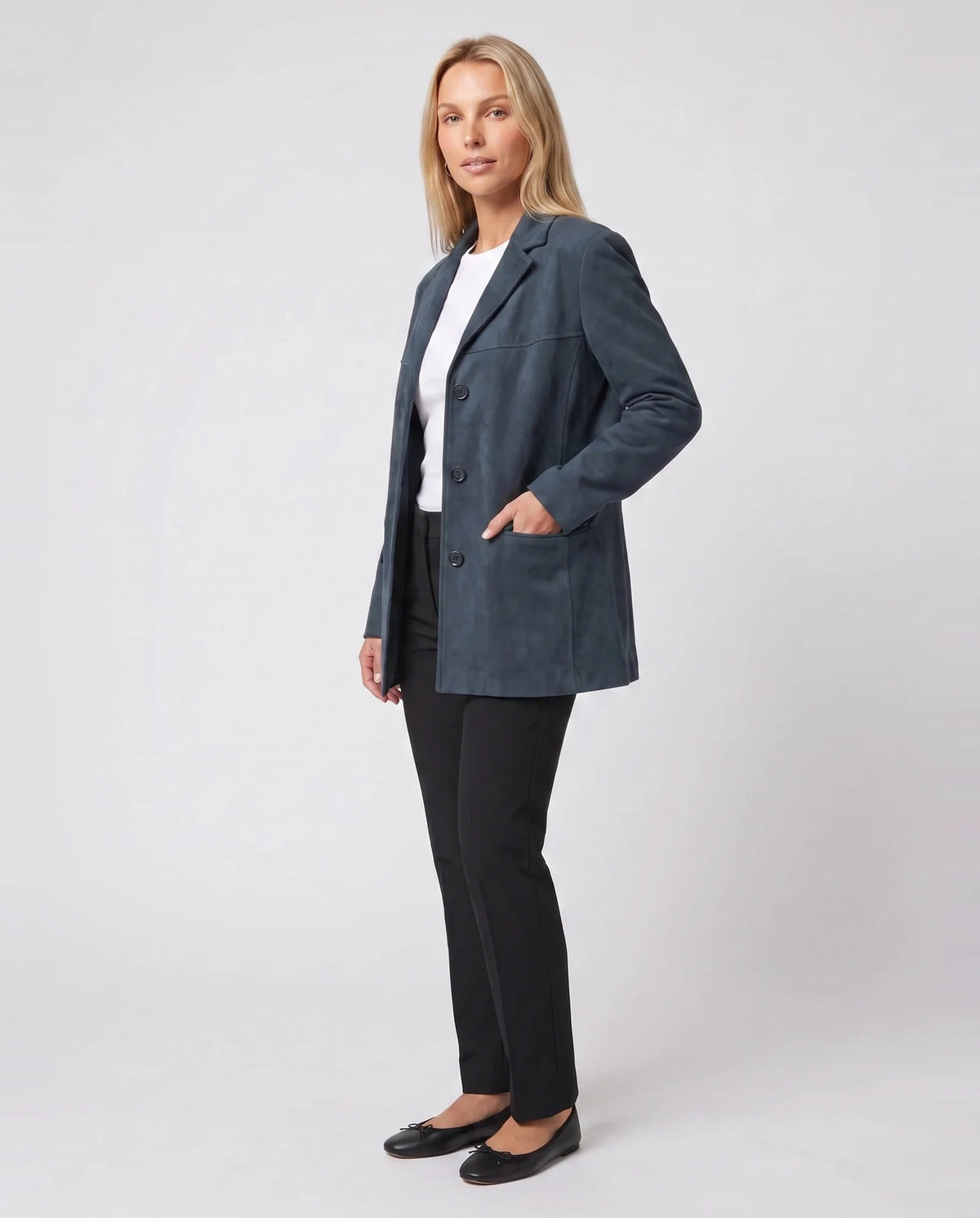 Veste-blazer en suédine bleu pétrole Eugénie, vue de trois quarts en studio