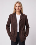 Veste-blazer oversize en suédine chocolat Eugénie, plan rapproché en studio