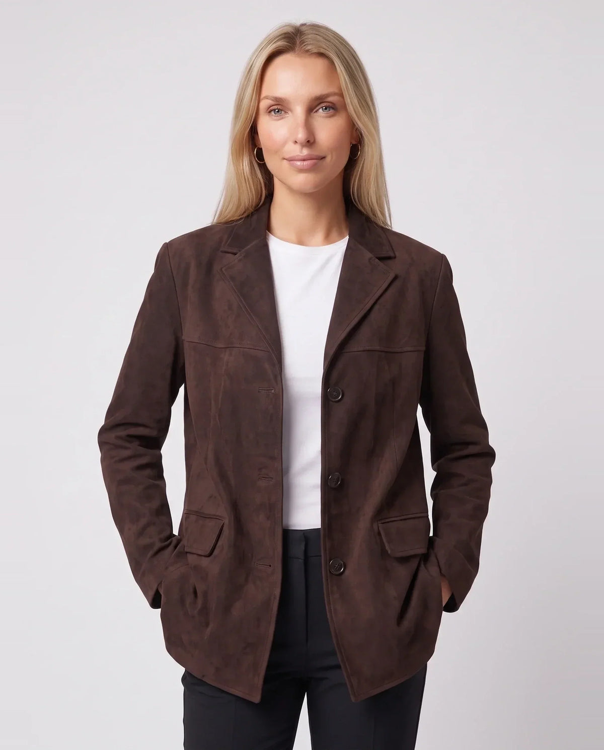 Veste-blazer oversize en suédine chocolat Eugénie, plan rapproché en studio