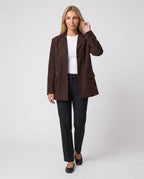 Veste-blazer oversize en suédine chocolat Eugénie, vue de face en studio