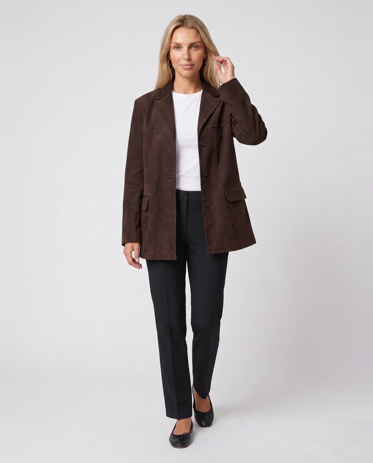 Veste-blazer oversize en suédine chocolat Eugénie, vue de face en studio