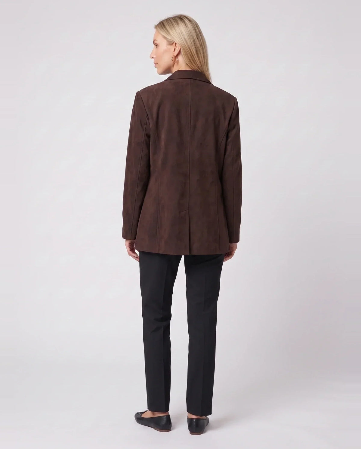 Veste-blazer en suédine chocolat Eugénie, vue de dos en studio