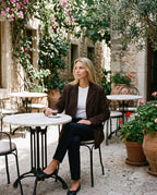 Veste-blazer en suédine chocolat Eugénie, portée à une table de bistrot
