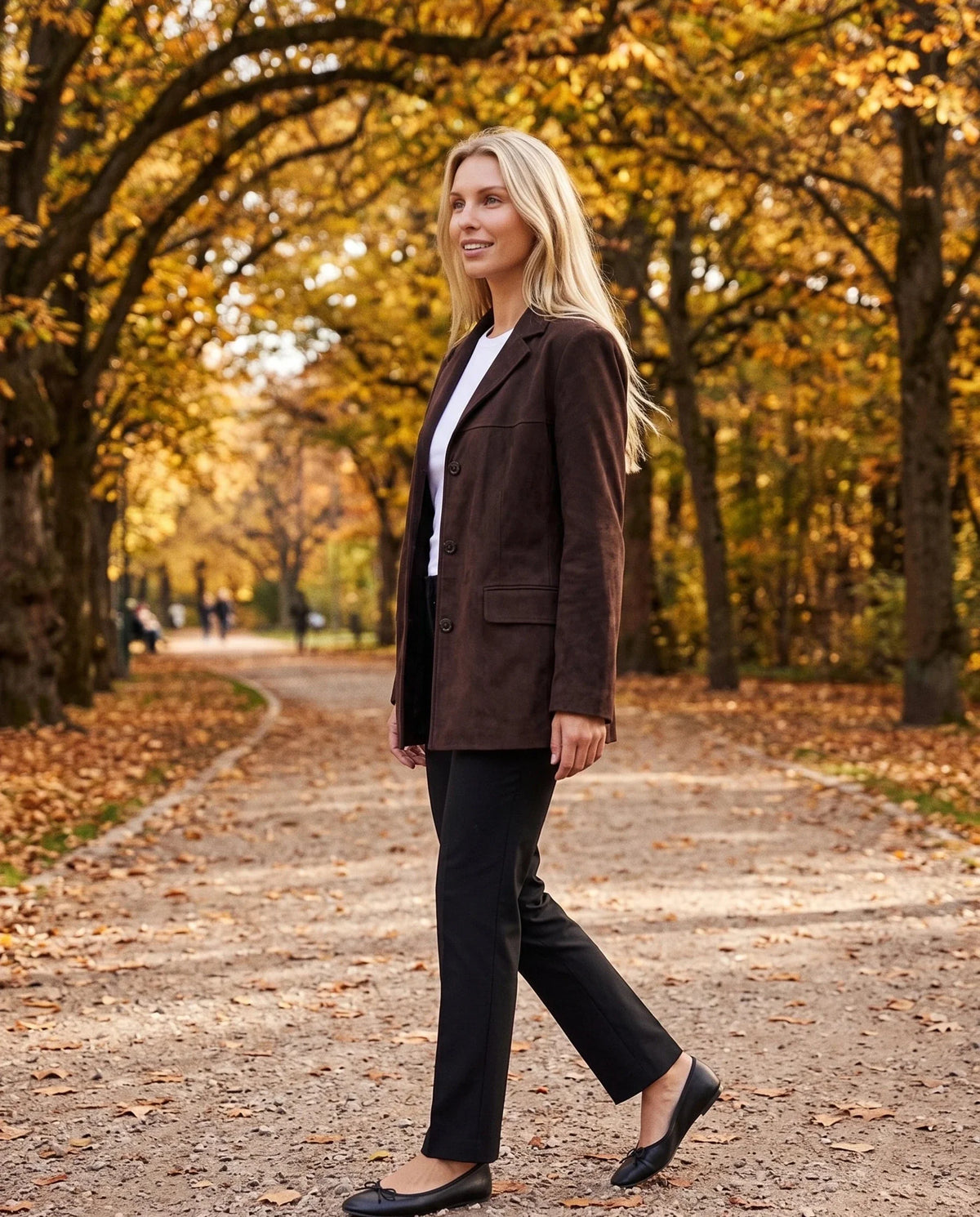 Veste-blazer en suédine chocolat Eugénie, portée dans une allée d'automne