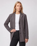 Veste-blazer oversize en suédine gris anthracite Eugénie, plan rapproché en studio