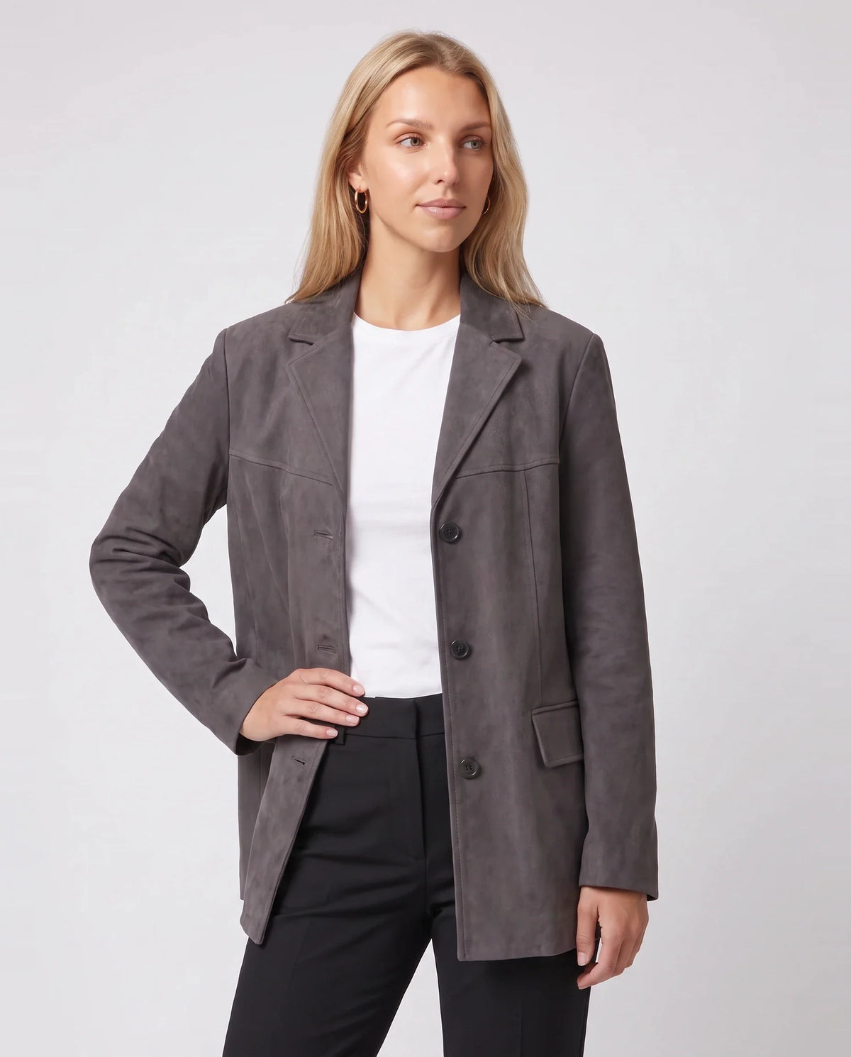 Veste-blazer oversize en suédine gris anthracite Eugénie, plan rapproché en studio