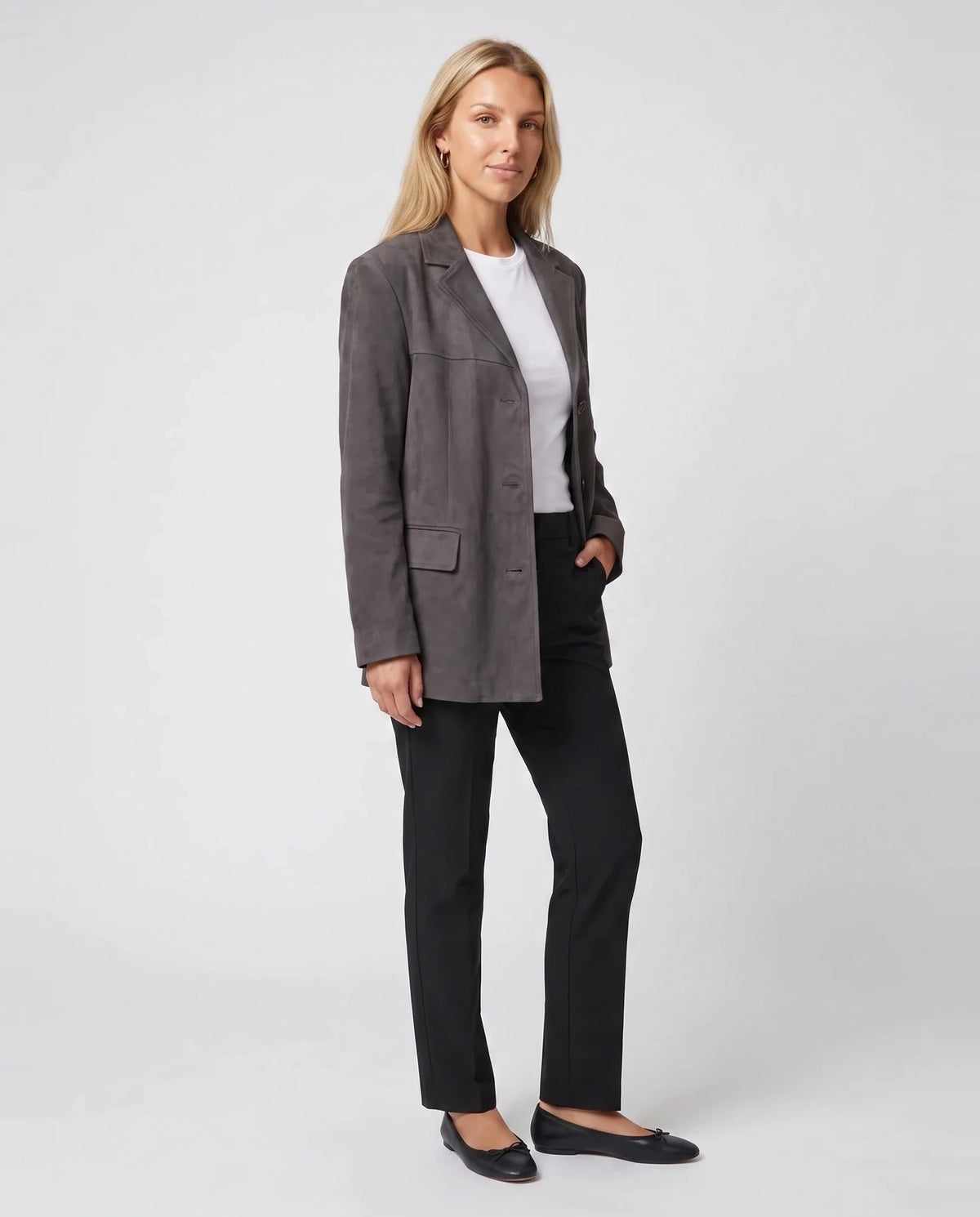 Veste-blazer oversize en suédine gris anthracite Eugénie, vue de face en studio