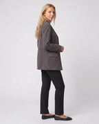 Veste-blazer en suédine gris anthracite Eugénie, vue de trois quarts en studio