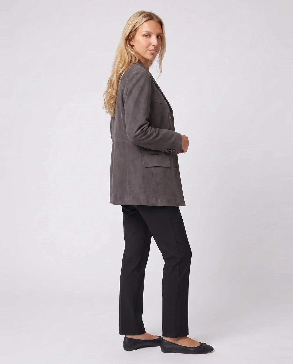 Veste-blazer en suédine gris anthracite Eugénie, vue de trois quarts en studio