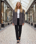 Veste-blazer en suédine gris anthracite Eugénie, portée dans un passage couvert