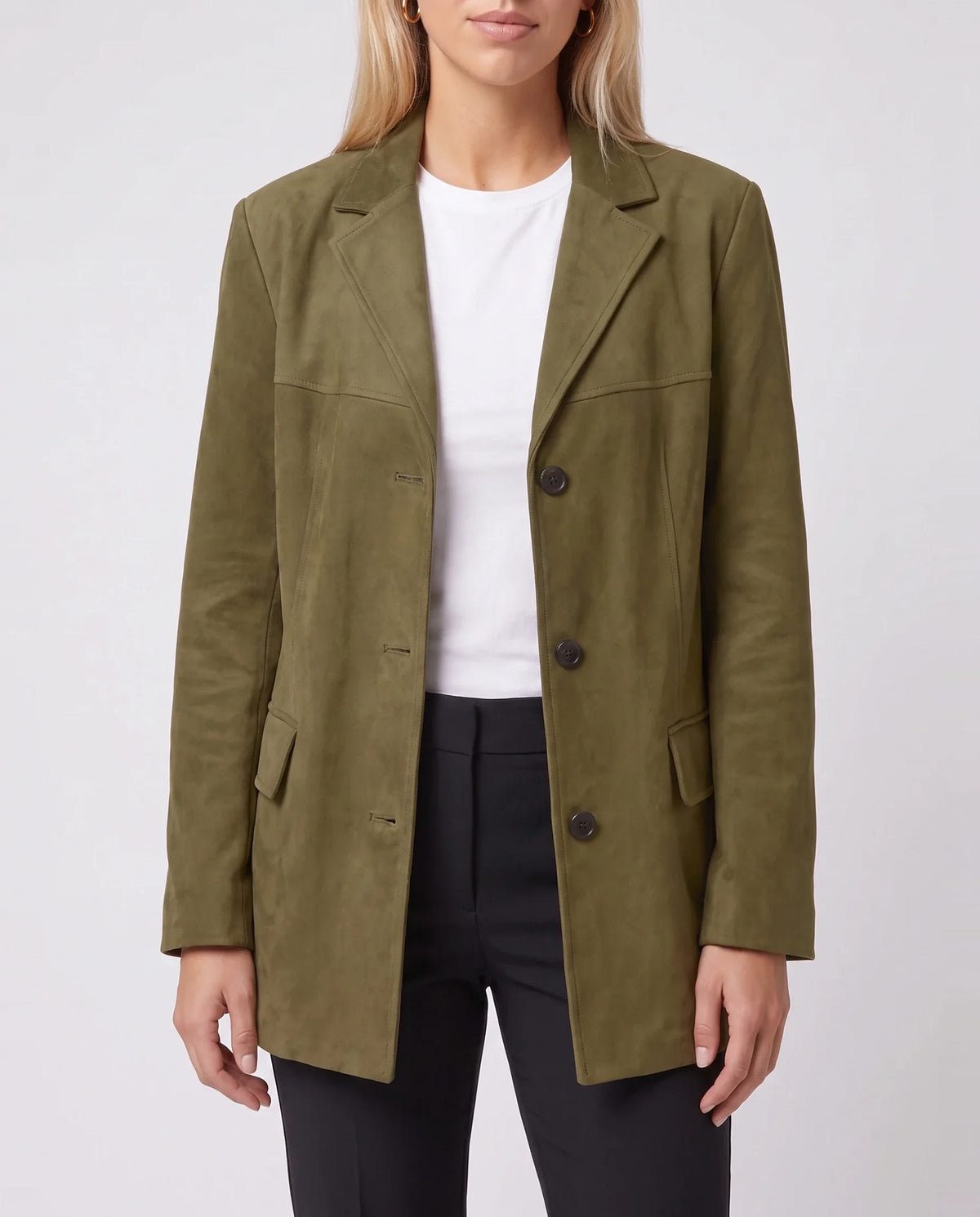 Veste-blazer oversize en suédine kaki Eugénie, plan rapproché en studio