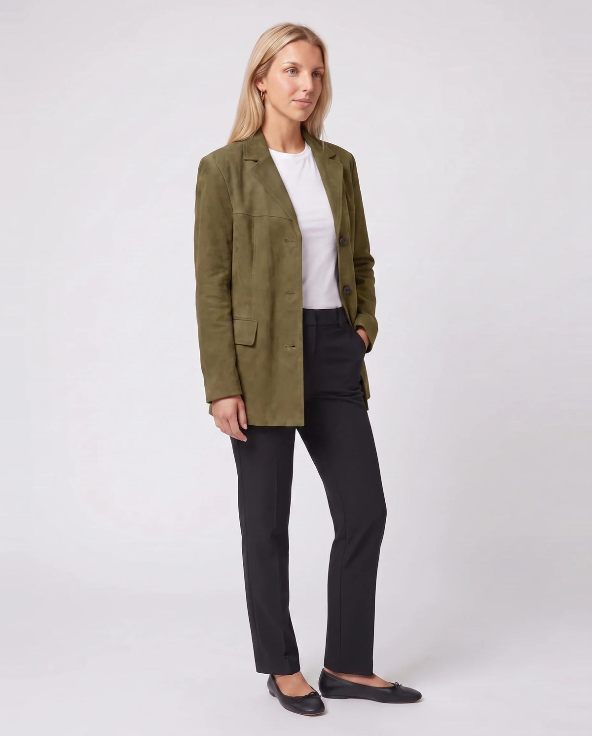 Veste-blazer en suédine kaki Eugénie, vue de trois quarts en studio