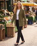 Veste-blazer en suédine kaki Eugénie, portée sur un marché de plein air