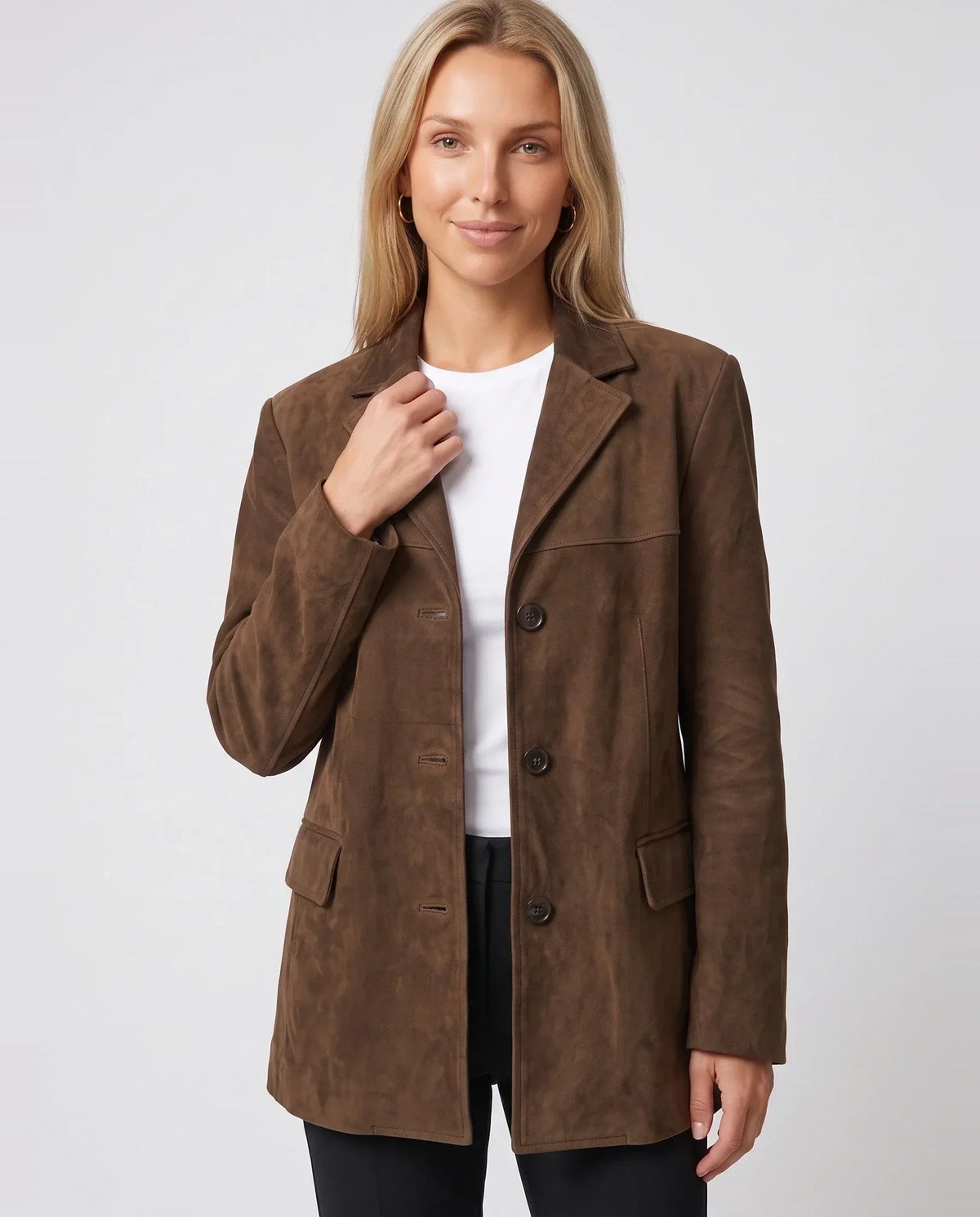 Veste-blazer oversize en suédine marron Eugénie, plan rapproché en studio