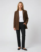 Veste-blazer oversize en suédine marron Eugénie, vue de face en studio