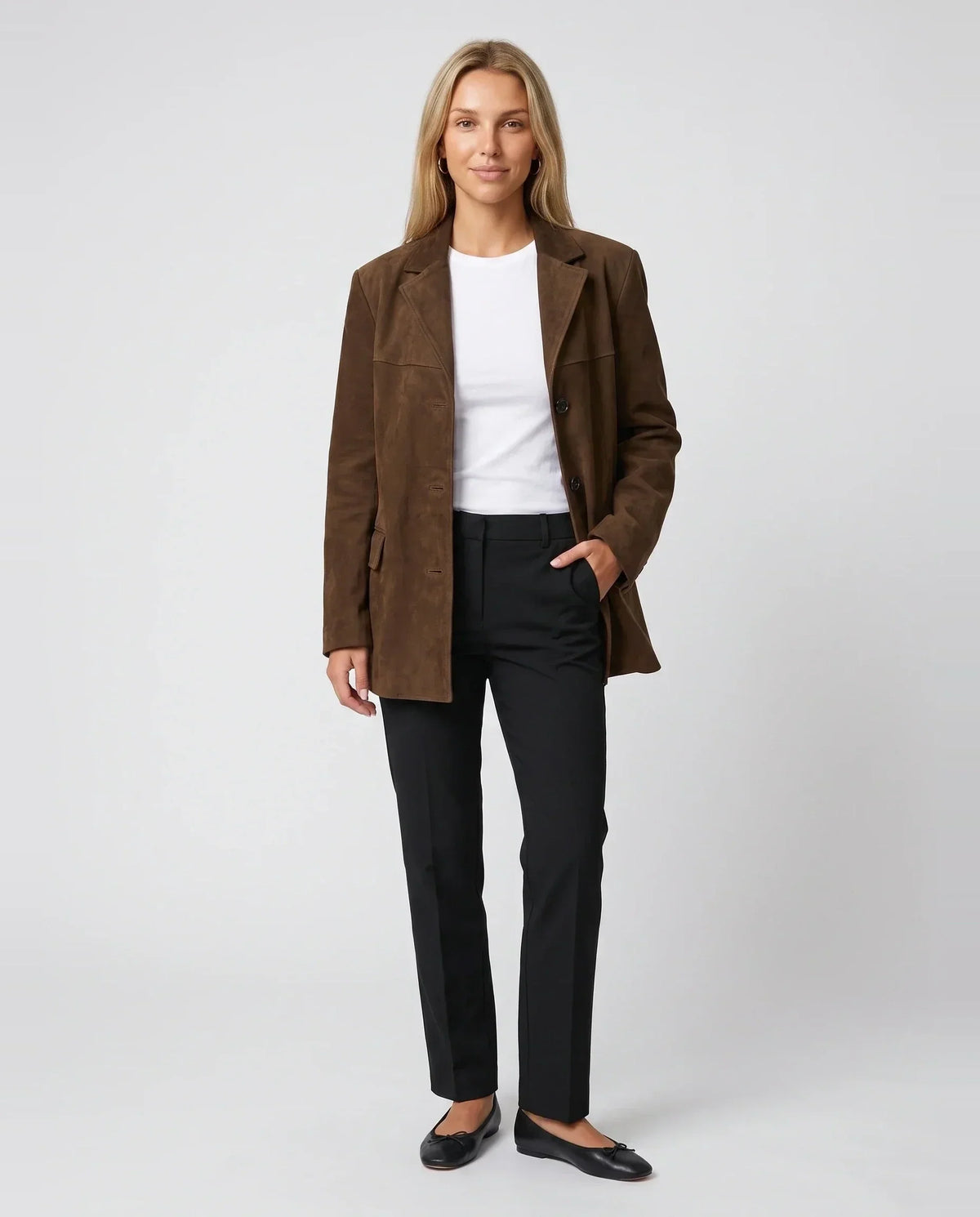 Veste-blazer oversize en suédine marron Eugénie, vue de face en studio
