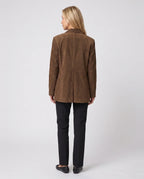 Veste-blazer en suédine marron Eugénie, vue de dos en studio