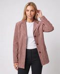 Veste-blazer oversize en suédine vieux rose Eugénie, plan rapproché en studio