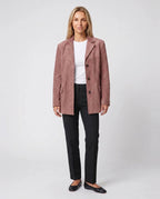 Veste-blazer oversize en suédine vieux rose Eugénie, vue de face en studio